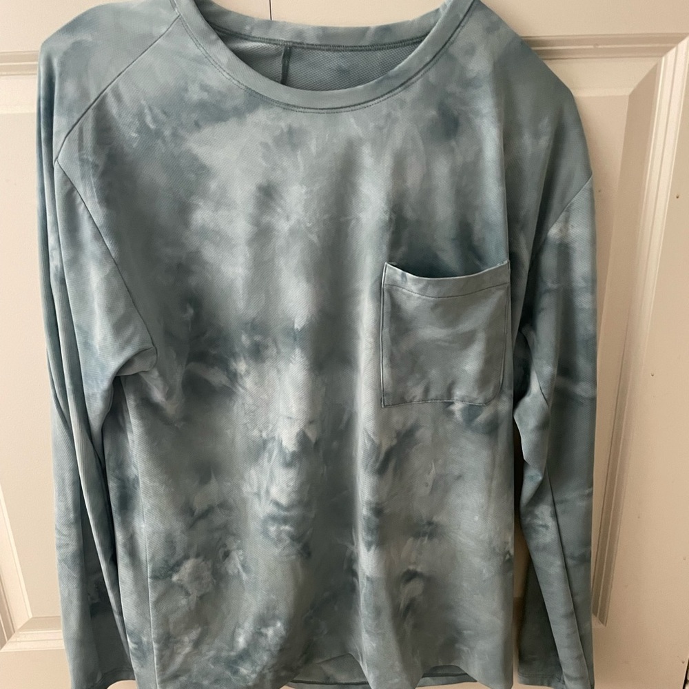 Lululemon mens long sleeve shirt in medium. Very lightly used